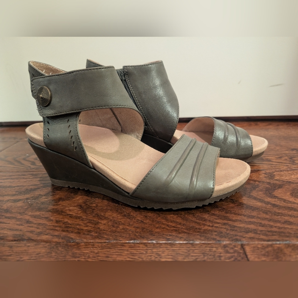 Earth Gray Wedge Shoes with Cushioned Footbed